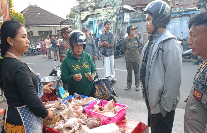 Satpol PP Buleleng tertibkan PKL yang beroperasi hingga ke trotoar di wilayah Kelurahan Banyuning.