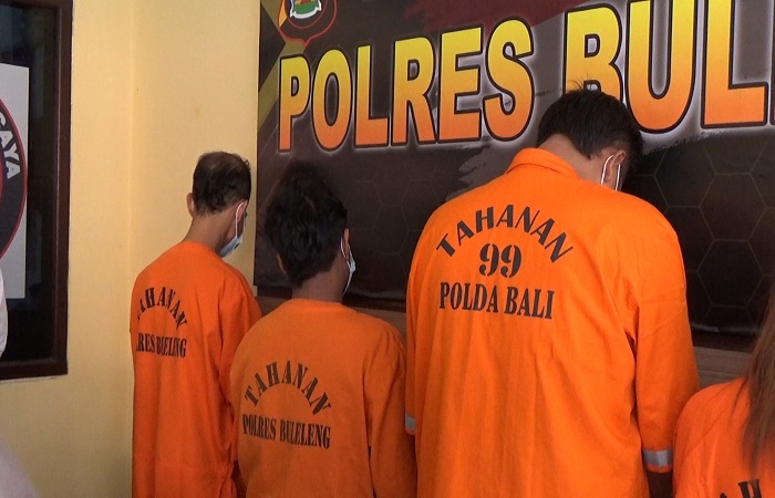Indrawan bersama dengan Ary dan Abeng saat dirilis Polres Buleleng pada bulan Januari lalu. Kini Indrawan divonis penjara selama 10 tahun, dengan denda Rp 1,5 miliar.