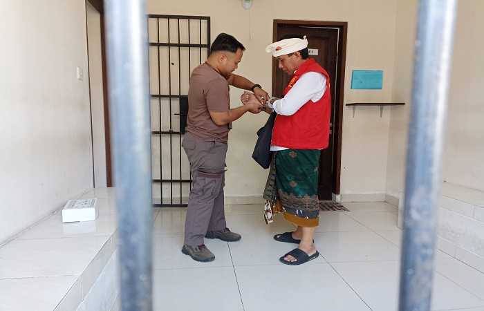 Bendesa Adat Berawa, Badung, I Ketut Riana seusai menjalani sidang OTT. Dia dikawal petugas.