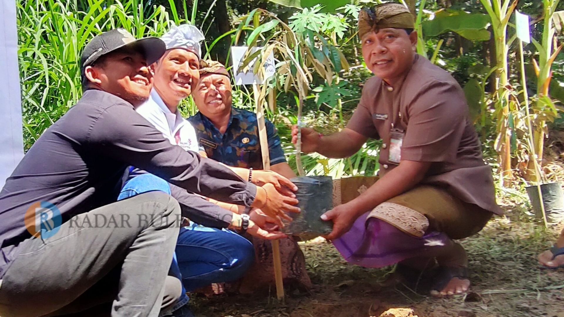TANAM POHON: GM Telkom Witel Singaraja, Gede Arka Puniatmaja (dua dari kiri) bersama Kepala DLH Buleleng Gede Melandrat (paling kanan), menanam pohon di Hutan Desa Madenan.