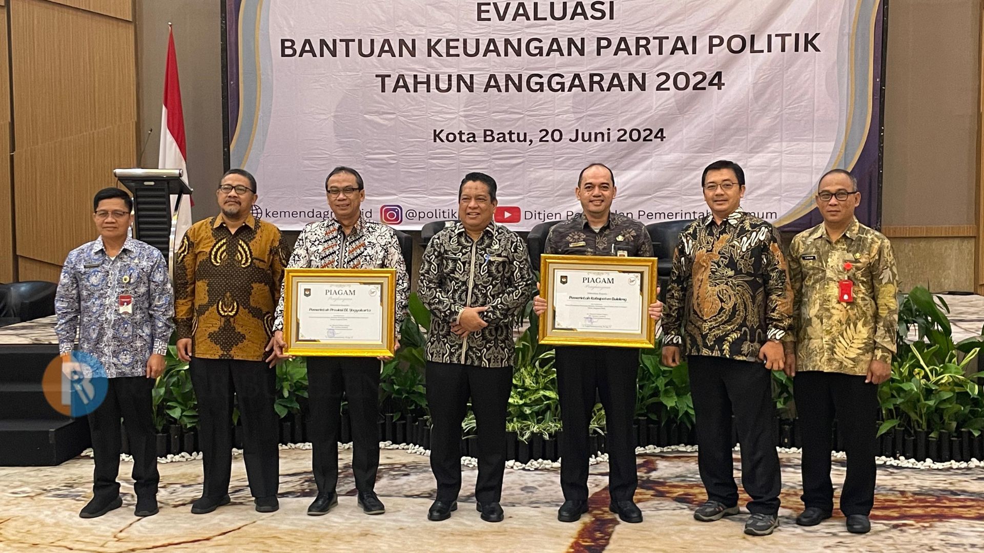 PENGHARGAAN: Kepala Badan Kesbangpol Buleleng, Komang Kappa Tri Aryandono (tiga dari kanan) saat menerima penghargaan dari Kementerian Dalam Negeri atas pencairan dana bantuan politik tepat waktu.