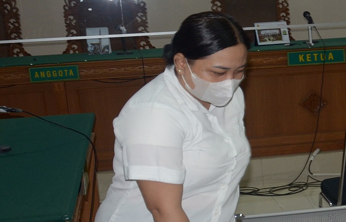 Terdakwa Ni Luh Putu Novita Sari usai menjalani sidang putusan. Terdakwa dipidana penjara selama satu tahun dan sembilan bulan.