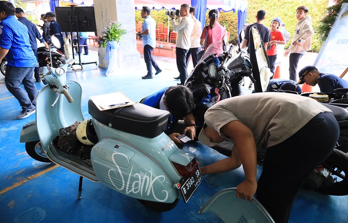 Sejumlah kendaraan motor matic termasuk Vespa klasik yang dikonversikan jadi motor listrik di bengkel Poltrada Bali, Jumat (21/6).