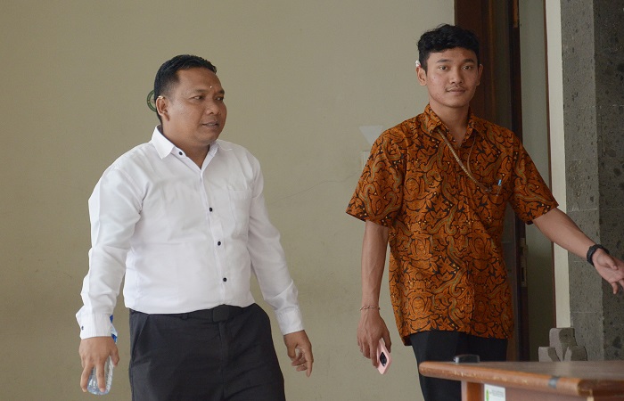 I Putu Suarya alias Putu Balik (kiri) diganjar 1,6 tahun penjara. Dia terbukti menjadi calo penerimaan Pegawai Non-ASN di Badung.