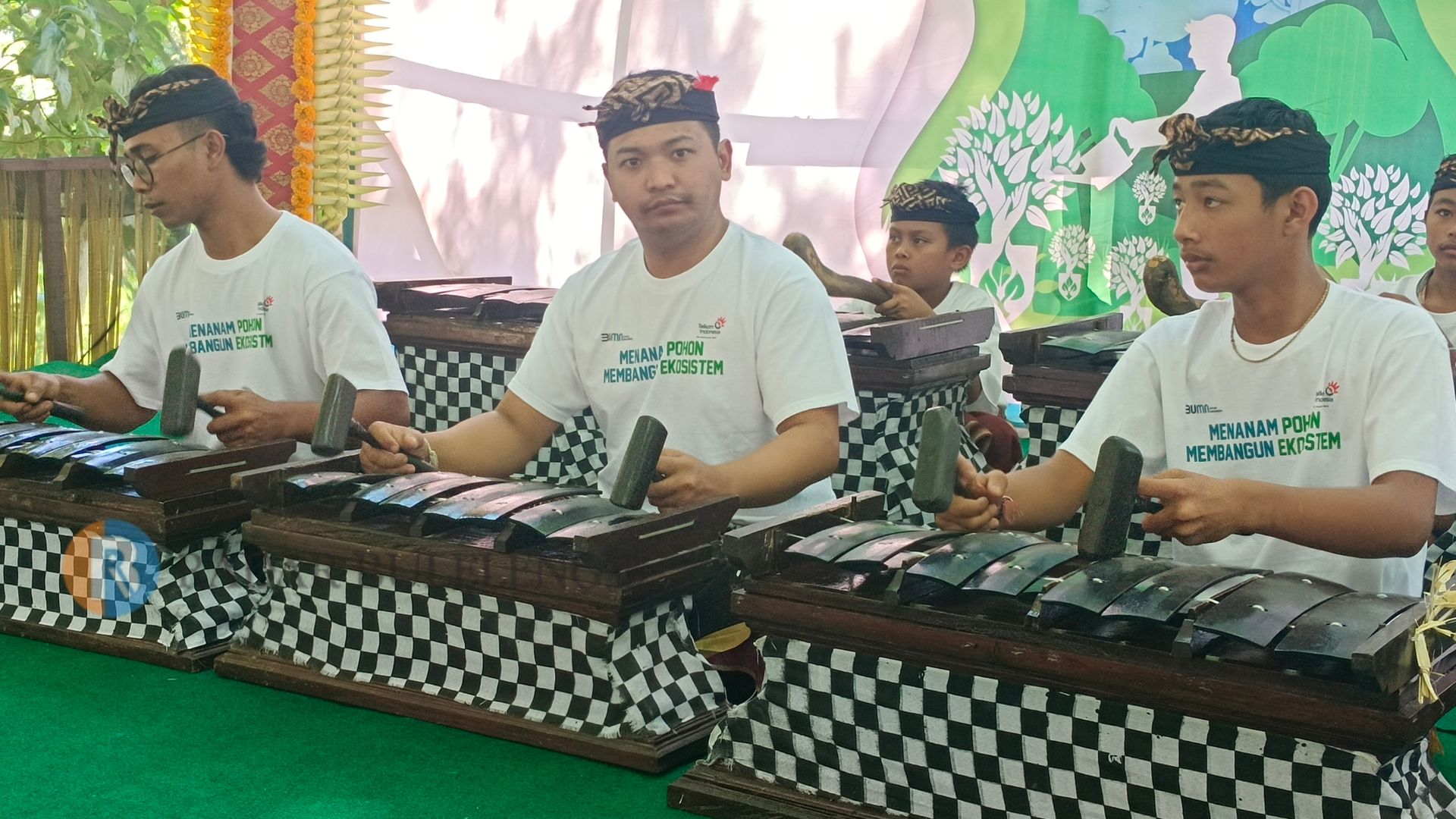 TABUH SAKRAL: Penampilan komunitas selonding Desa Madenan di Hutan Desa Madenan.