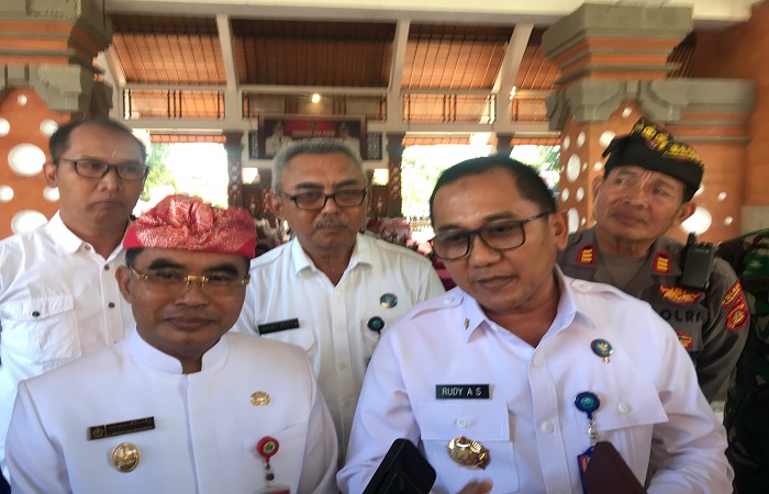 Kepala BNN Provinsi Bali Brigjen Pol. Rudy Ahmad Sudrajat (kanan) dan Kepala BNK Kabupaten Tabanan I Made Edi Wirawan.