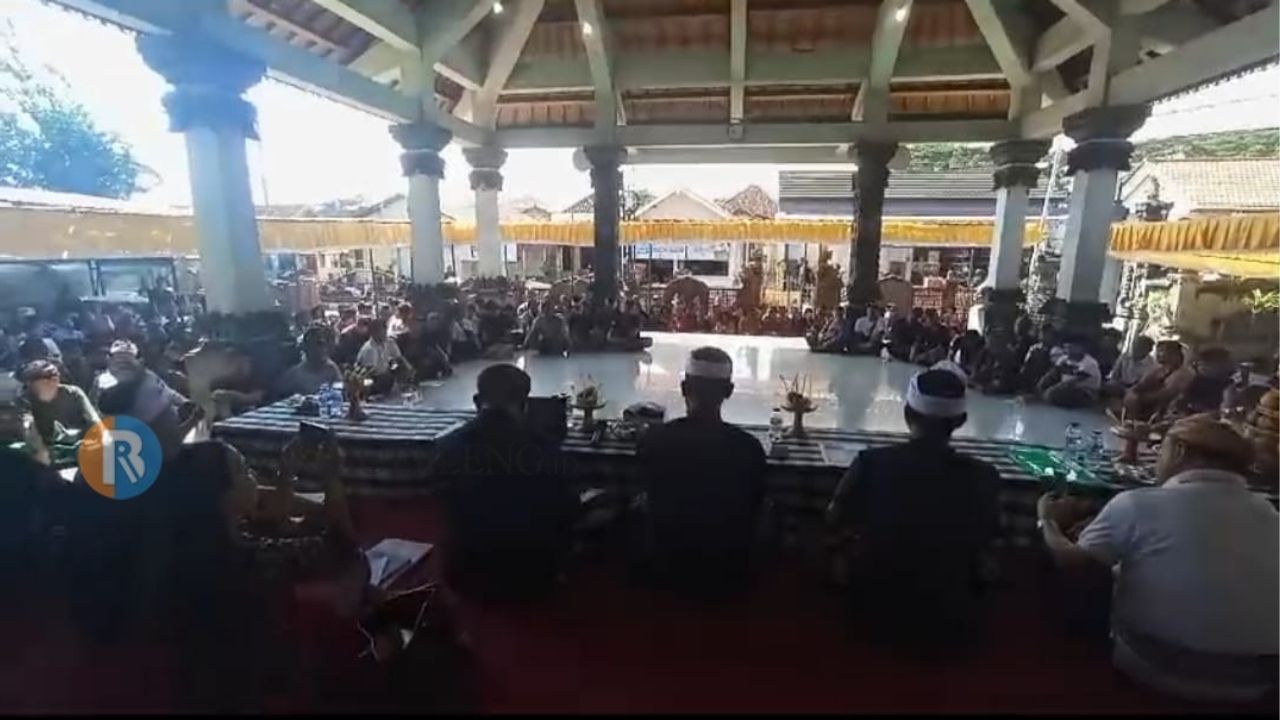 DESA ADAT: Suasana paruman di Desa Adat Banyuasri yang memutuskan penerapan sanksi kanorayang pada 11 kepala keluarga kasepekang.