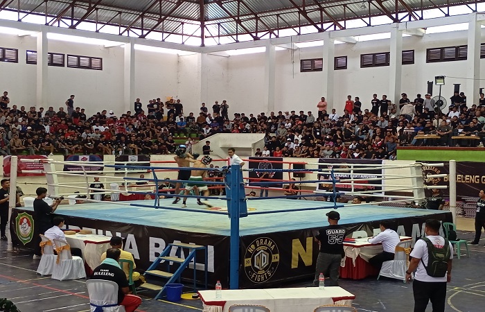 Suasana di Lapangan Indoor GOR Bhuwana Patra saat pertandingan boxing x kickboxing. Event ini bertujuan menjadi penyaluran hobi bagi generasi muda Buleleng yang gemar berkelahi.