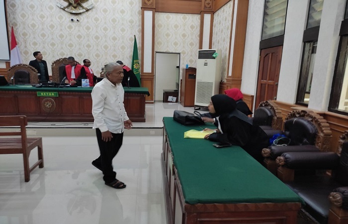 I Ketut Rencana saat menjalani sidang di Pengadilan Tipikor Denpasar belum lama ini. Kemarin, ia dituntut delapan tahun penjara.