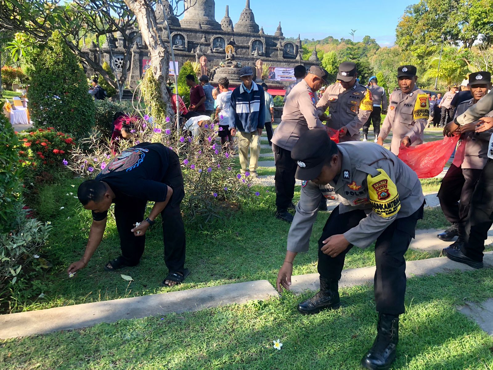 BAKTI SOSIAL: Kegiatan bakti sosial yang dilakukan personel Polres Buleleng di Brahmavihara Arama, Buleleng.