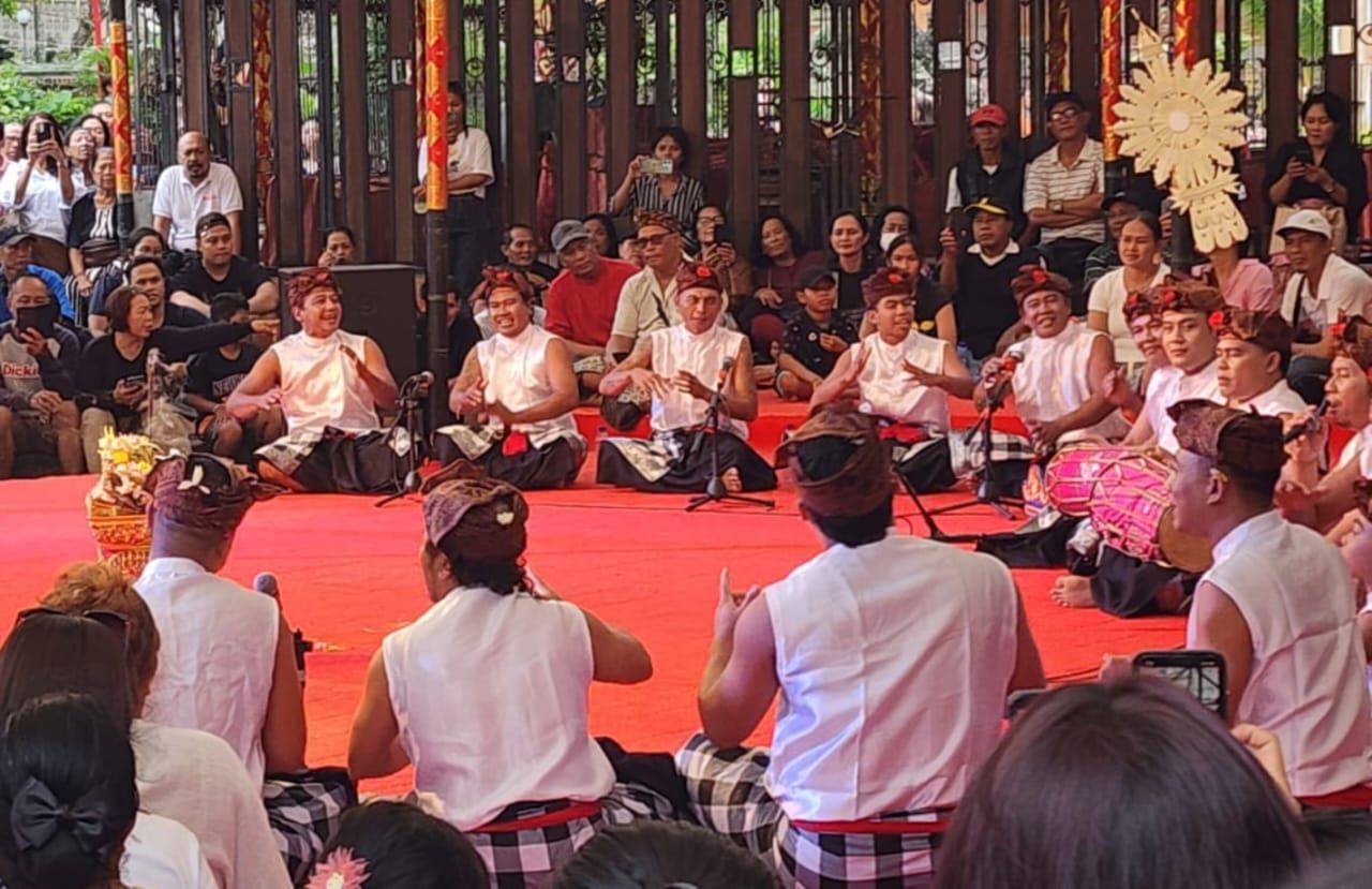 GENJEK TANPA ALKOHOL: Sekaa Genjek Gensos Mahardika saat tampil pada ajang Pesta Kesenian Bali (PKB) 2024.