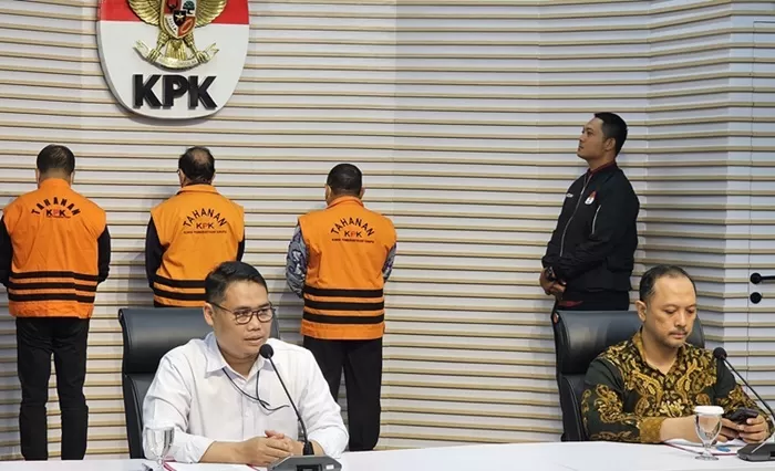 Komisi Pemberantasan Korupsi (KPK) tahan tiga tersangka kasus dugaan korupsi di Basarnas periode 2012-2018.