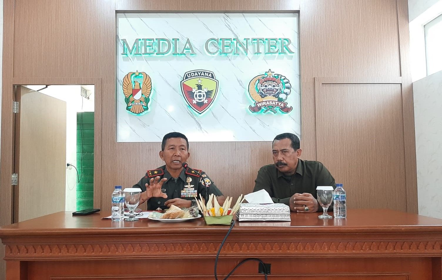 SIKAPI JUDI ONLINE: Komandan Korem (Danrem) 163/Wirastya Brigjend Ida Bagus Ketut Surya Widana (kiri) dalam sesi Konferensi Pers di Media Center jalan Melati Denpasar, 26 Juni 2024.