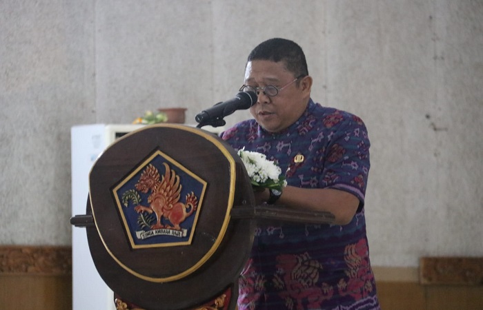 Kepala Dinas Tenaga Kerja (Disnaker) Kabupaten Buleleng, Made Arya Sukerta. Ternyata Kabupaten Buleleng menyimpan 17 ribu orang pengangguran. Mereka didominasi pengangguran lulusan SD.