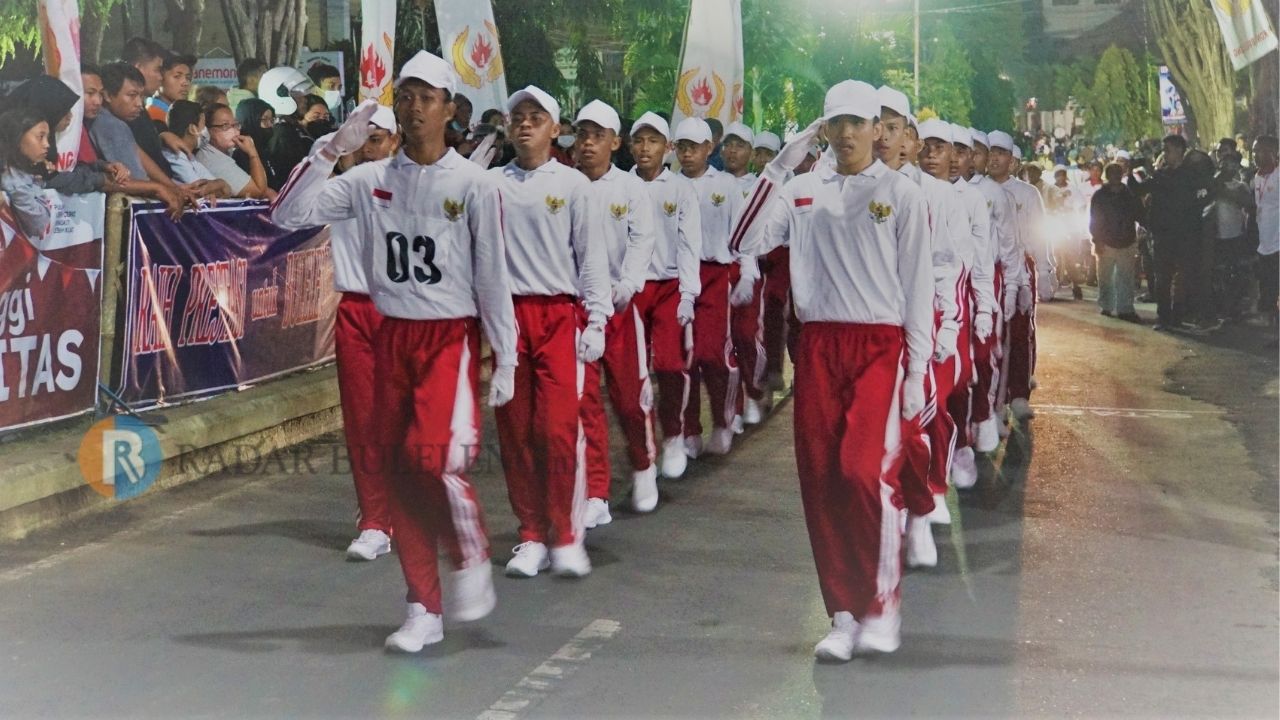 GERAK JALAN 45: Salah satu regu yang berhasil mencapai garis finish pada Lomba Gerak Jalan 45 km di Buleleng beberapa tahun lalu.