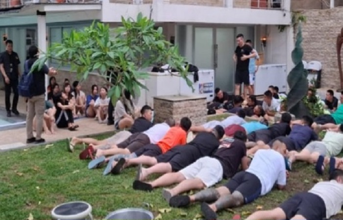 Ratusan Orang Asing (OA) kebangsaan Tiongkok, Malaysia dan Taiwan, disuruh tidur tengkurap di halaman Villa Hati Indah, Tabanan,Bali, Rabu (26/6) kemarin.
