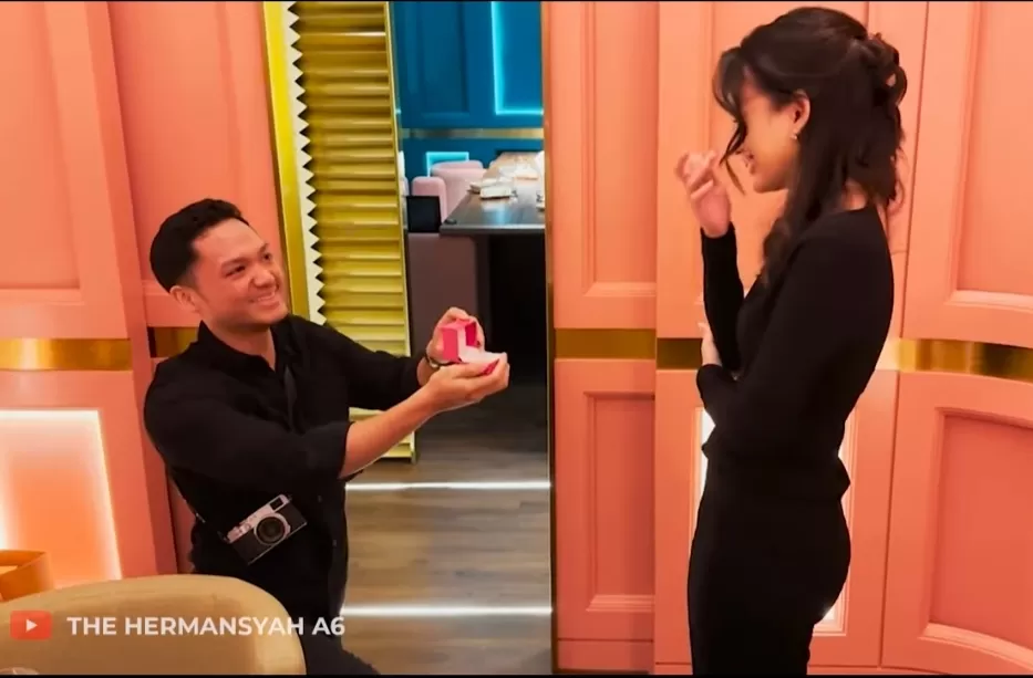 Azriel lamar kekasihnya,Sarah Menzel.