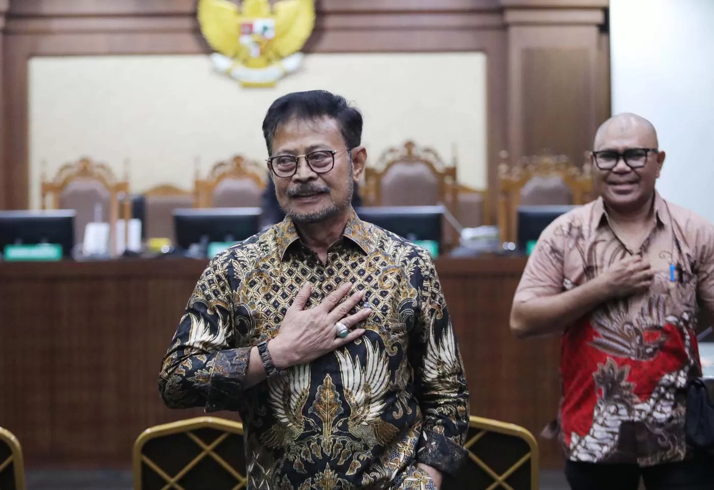 Terdakwa kasus pemerasan dan gratifikasi di Kementerian Pertanian yang juga mantan Menteri Pertanian Syahrul Yasin Limpo (tengah) usai menjalani sidang lanjutan di Pengadilan Tipikor, Jakarta.
