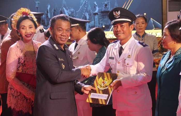 Para perbekel di Kabupaten Buleleng saat pengukuhan dan perpanjangan masa jabatan. Kini masa jabatan mereka menjadi 8 tahun dari sebelumnya 6 tahun.