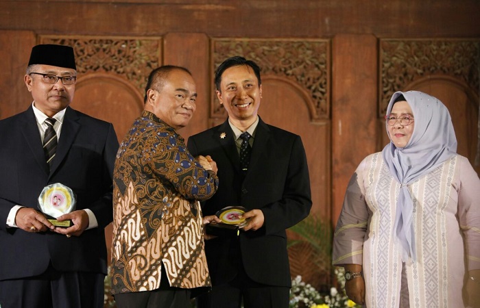 Kabupaten Buleleng berhasil meraih penghargaan dari BKKBN RI, karena dinilai mampu menurunkan angka stunting dari 11 persen menjadi 6,2 persen.