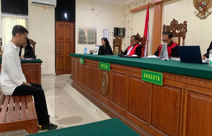 Kadek Sugiarta saat menjalani sidang tuntutan di PN Denpasar, Kamis (27/6) sore.