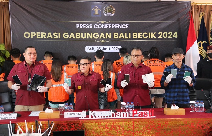 Imigrasi beberkan tangkapan 103 sindikat Cyber lintas Negara asal Taiwan, di Rumah Detensi Imigrasi (Rudenim) Denpasar, Jalan Raya Uluwatu No.108, Jimbaran, Kuta Selatan, Badung, Jumat (28/9) kemarin.