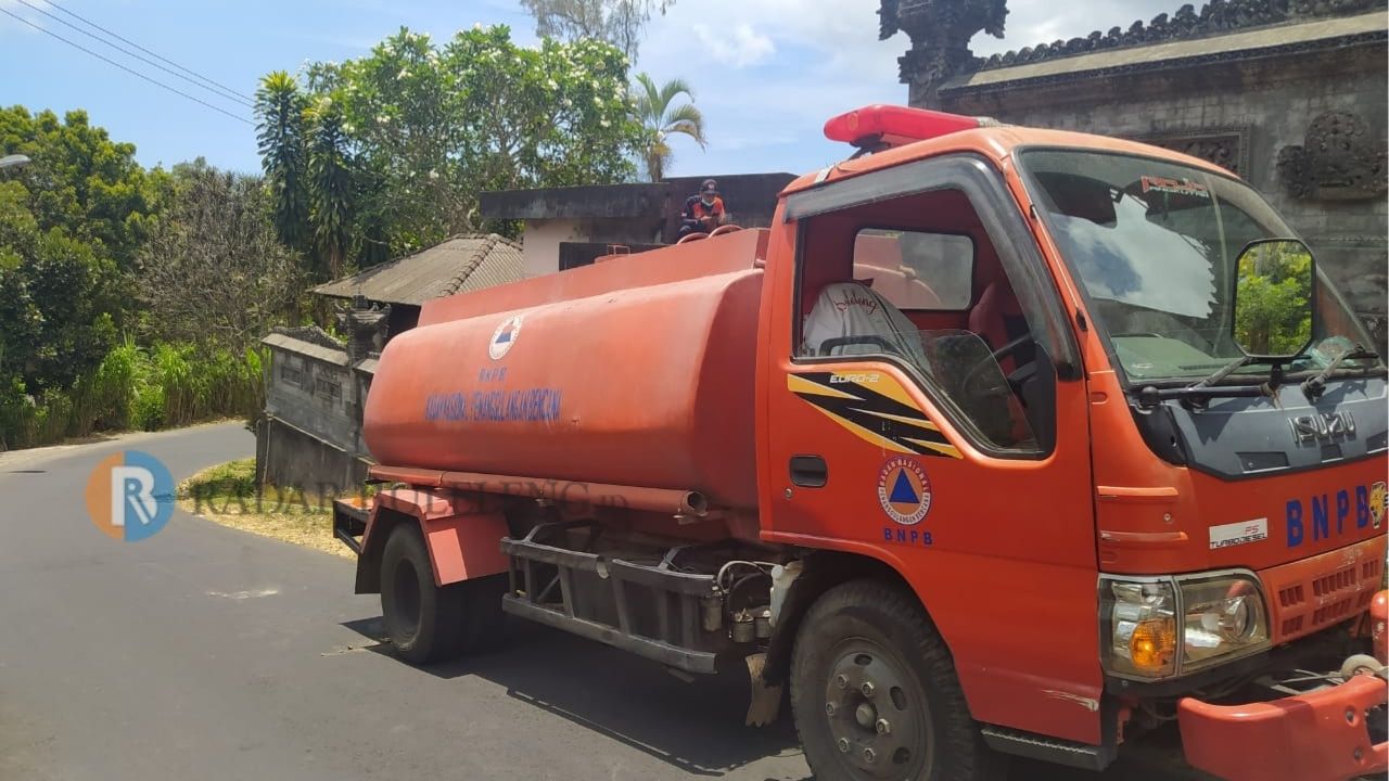 AIR BERSIH: Badan Penanggulangan Bencana Daerah (BPBD) Buleleng menyuplai air bersih ke Desa Madenan pada tahun 2020 lalu.