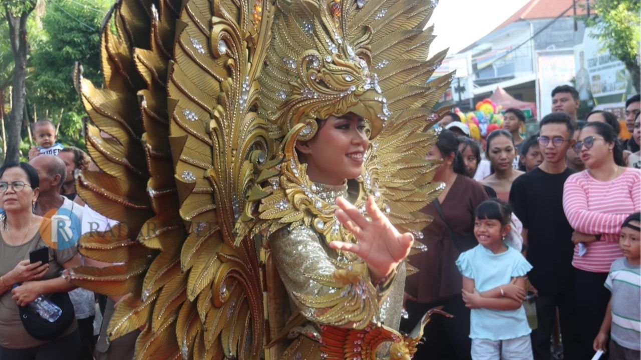 FASHION SHOW: Karya salah seorang desainer yang ditampilkan pada ajang Buleleng Fashion on the Street, Minggu (30/6/2024).