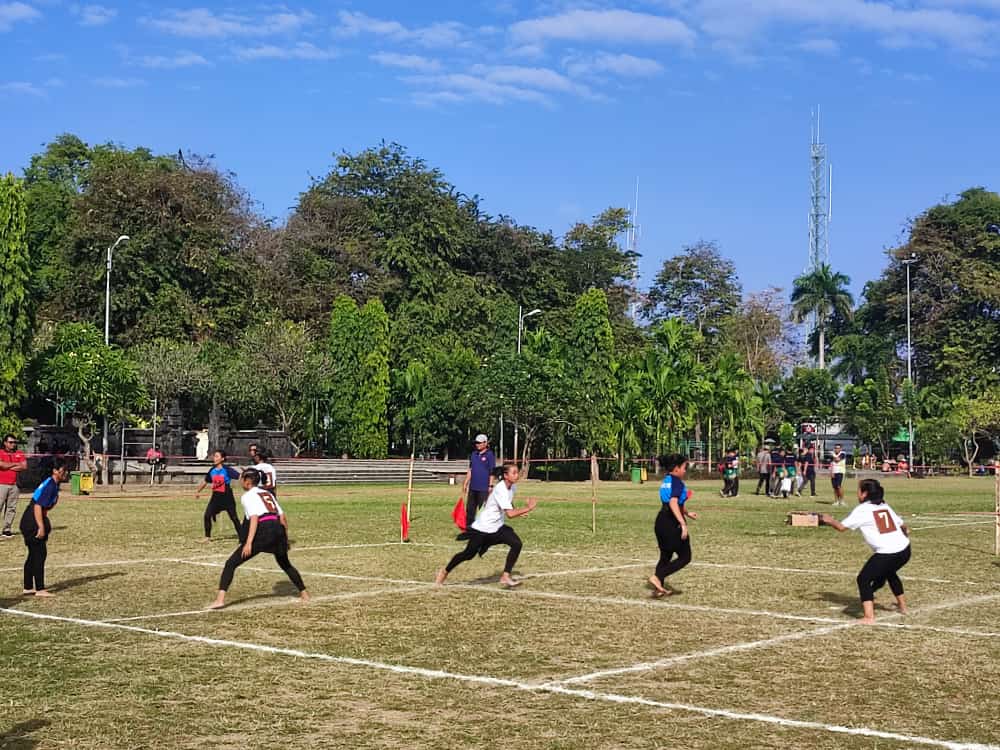 LOMBA TRADISIONAL: Lomba tradisional yang diikuti Kontingen Buleleng pada PKB 2024.