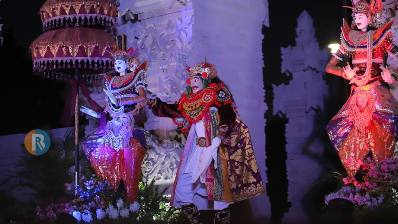 SENI BUDAYA: Pementasan tari topeng jauk saat peresmian panggung terbuka di STAHN Mpu Kuturan.