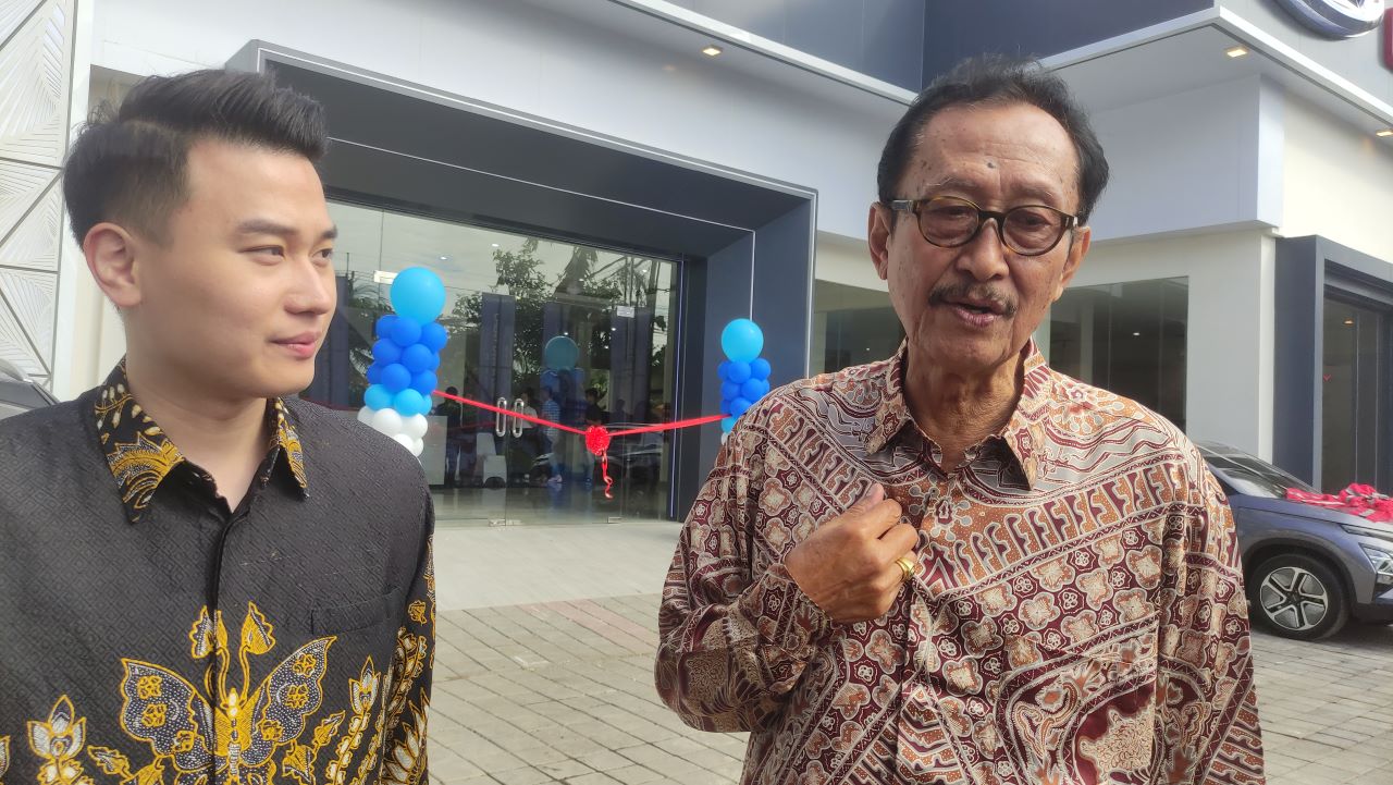 RAMAI PEMINAT: Presiden Direktur Chery Bali, Agung Supartha (kanan) dan Direktur Marketing, Ken Sugijanto (kiri) saat ditemui di Denpasar.