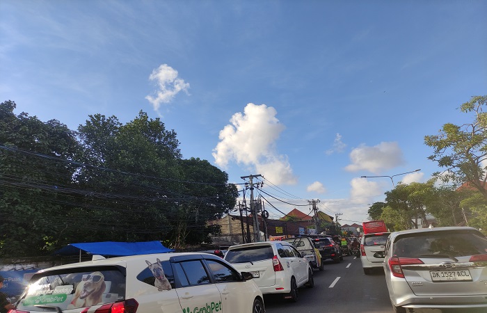 Kondisi kemacetan di ruas jalan Imam Bonjol-Denpasar pada Minggu (30/6) kemarin. Ternyata banyak plat luar Bali ikut sumbang kemacetan.
