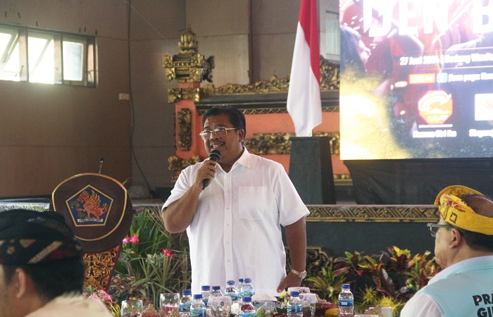 Bupati Buleleng periode 2012-2022, Putu Agus Suradnyana (PAS). Ia meminta kepada bakal calon dan pemimpin Buleleng berikutnya untuk tidak sok pintar.