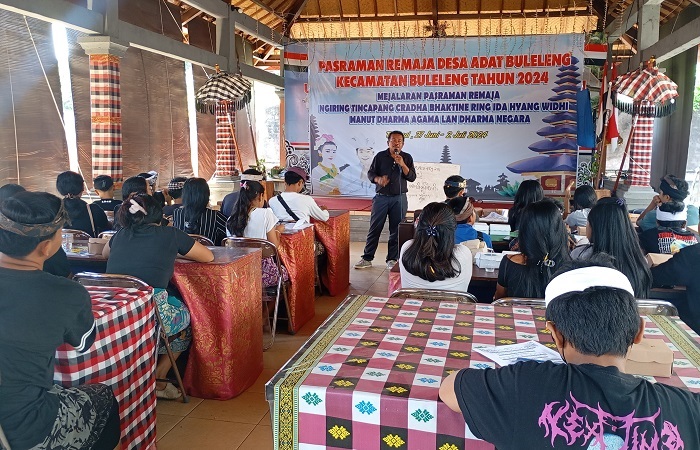 Yowana Desa Adat Buleleng mengikuti penyuluhan seksual dalam pasraman remaja.