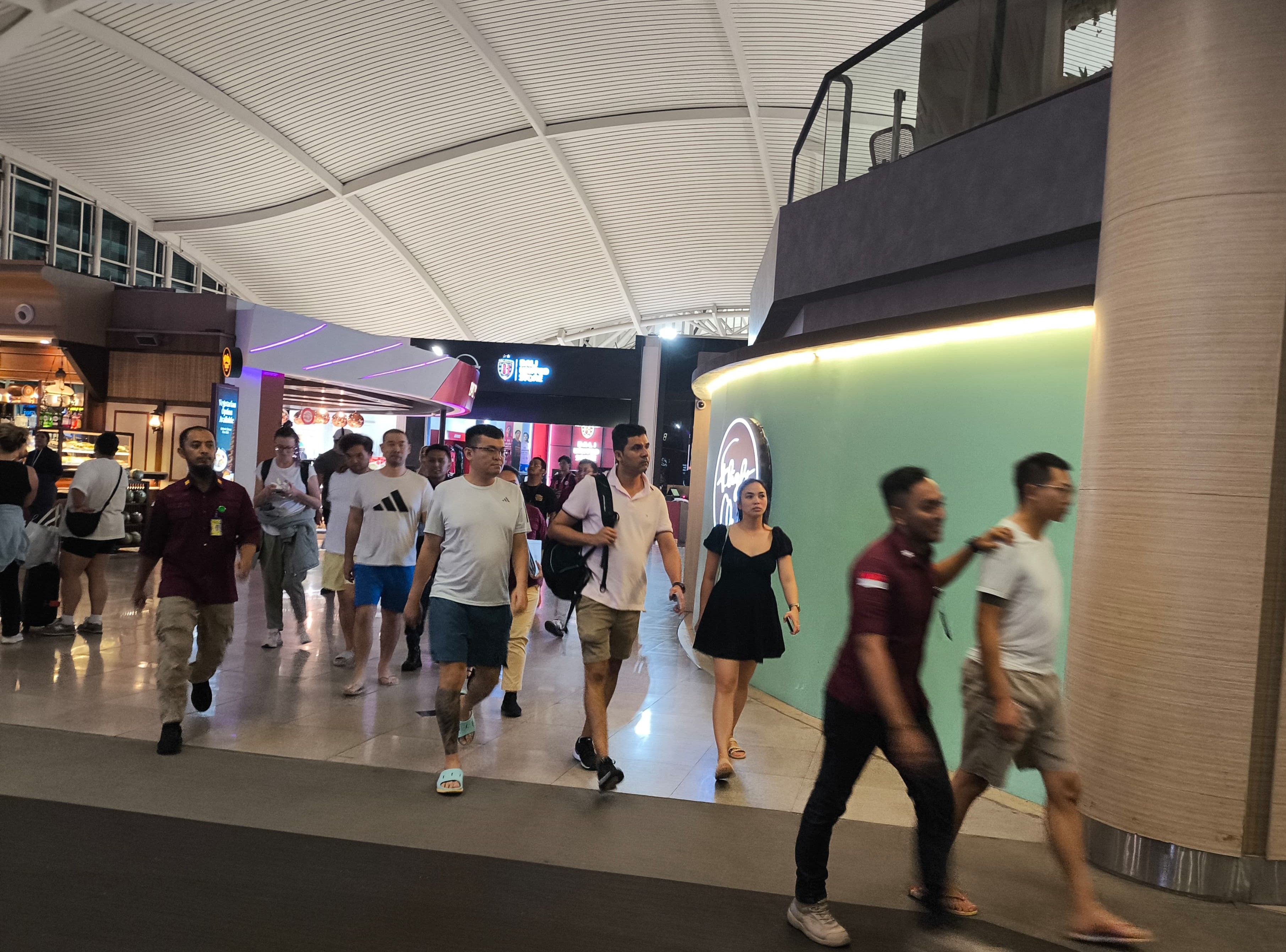 DEPORTASI: WNA Taiwan yang dideportasi melalui Bandara Ngurah Rai Denpasar.