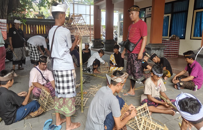 Yowana Desa Adat Buleleng diajarkan membuat sarana banten dalam pasraman remaja. Ini dalam rangka mengisi masa liburan sekolah serta mempertahankan tradisi.