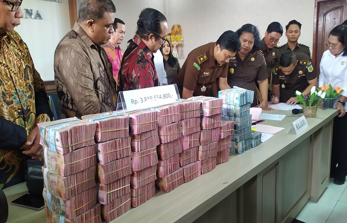 Foto uang pengganti dan denda dari dua kasus korupsi mantan Bupati Jembrana, I Gede Winasa kepada kas negara melalui Kejari Jembrana.
