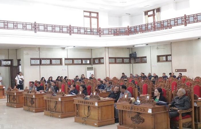 Tampak kursi anggota dewan yang kosong, karena sebanyak 15 dari 45 orang bolos dalam rapat paripurna DPRD Buleleng.
