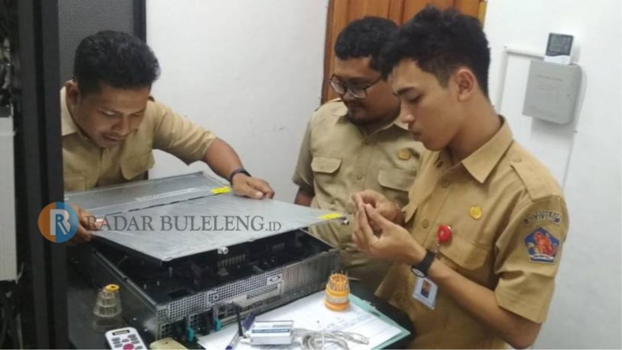 CEK SERVER: Staf Dinas Kominfo Santi Buleleng melakukan perbaikan terhadap server yang mengalami kerusakan.