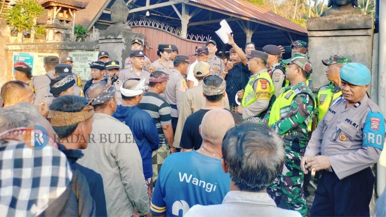 SANKSI ADAT: Krama Desa Adat Telaga mendatangi rumah salah satu warga yang terkena sanksi kasepekang.