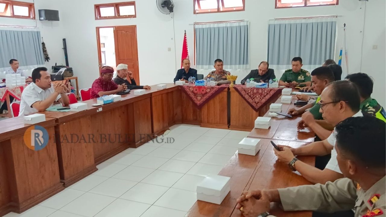 URAI MASALAH ADAT: Suasana rapat dengan agenda penyelesaian masalah yangterjadi di Desa Adat Telaga. Bendesa Adat Telaga menolak hadir dalam rapat tersebut.