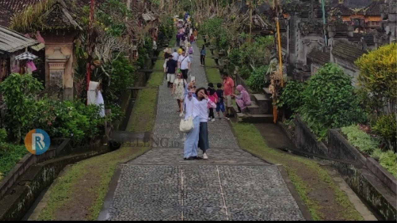 RAMAI KUNJUNGAN: Suasana kunjungan wisatawan ke Desa Wisata Penglipuran.