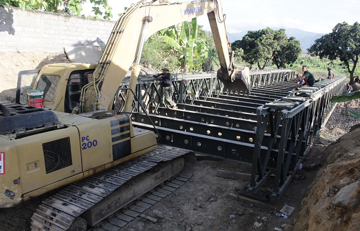 Jembatan bailey milik TNI yang dipinjam Pemkab Buleleng sebagai akses menuju hutan kota. Pemkab Buleleng masih belum jelas dalam pembangunan jembatan permanen.