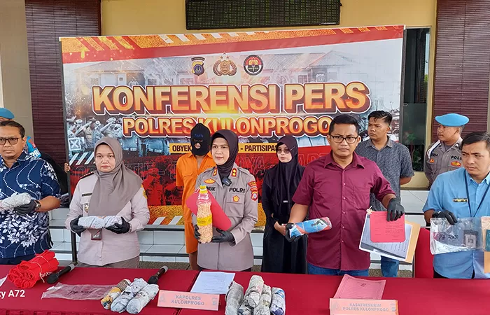 BARANG BUKTI: Kapolres Kulon Progo memmperlihatkan barang bukti Benih Bening Lobster (BBL) yang diselundupkan lewat YIA Mei lalu di Mapolres Kulon Progo (2/7).