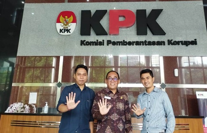 Budiastana (tengah) bersama dua tenaga pendidik yang mendampinginya. SMPN 4 Singaraja menjadi contoh sekolah anti korupsi, berdasarkan kurasi dari KPK RI.