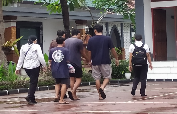 Tiga tersangka rudapaksa FR, FM dan ZF di kawal penyidik Polres Jembrana dan staf Kejari Jembrana saat pinjam tahap dua.