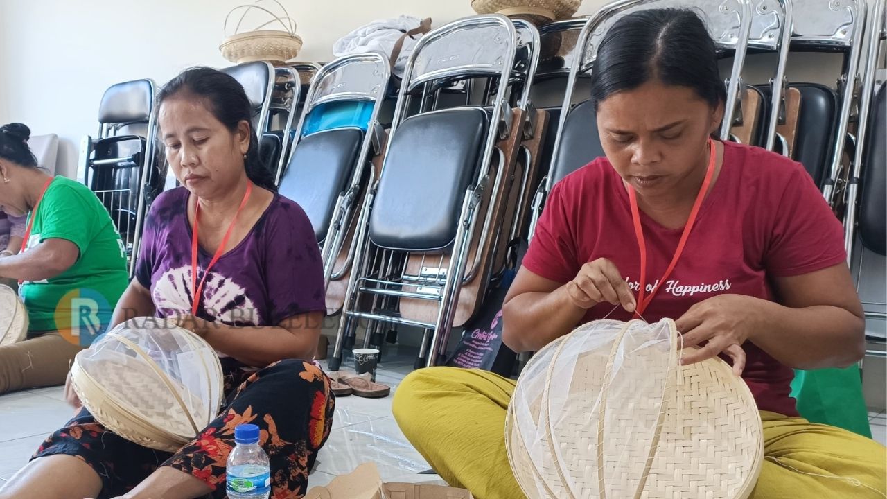 MENGANYAM: Warga berlatih membuat tudung saji di PLUT Buleleng.