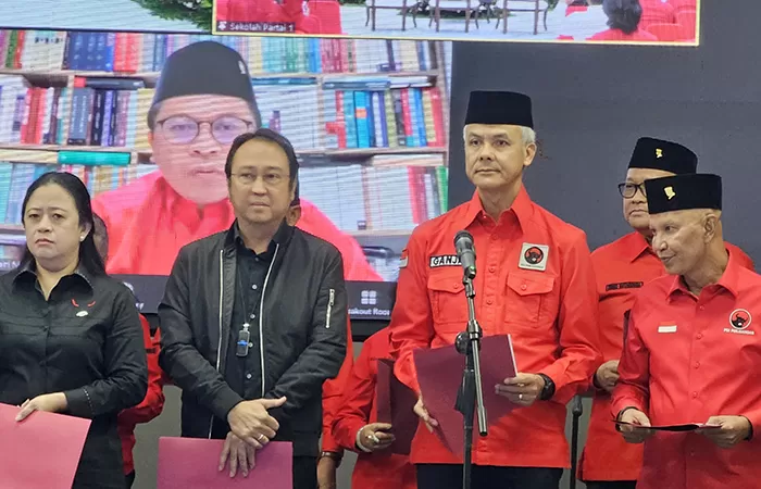 Ketum DPP PDIP Megawati Soekarnoputri melantik Ganjar Pranowo sebagai Ketua DPP PDIP di Sekolah Partai, DPP PDIP, Lenteng Agung, Jaksel, Jumat (5/7/2024).