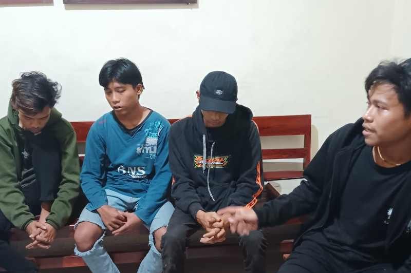MABUK AKHIRNYA NGAWUR : Empat orang yang melempar mobil diamankan Polsek Melaya.