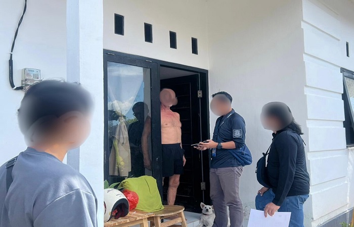 FRP saat didatangi Imigrasi Singaraja. Kini ia ditempatkan di Ruang Detensi Kantor Imigrasi Singaraja, sembari menunggu dokumen deportasi.